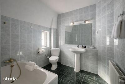 Casă cu 8 camere cu Teren 950 Mp în Piața