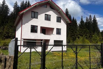 Casă individuală cu 4 camere cu Teren 1000 Mp în Central - 1