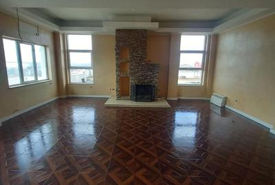 Apartament cu 4 camere în Central
