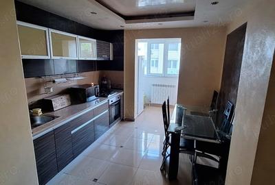 Apartament cu 3 camere semidecomandat în Apărătorii Patriei