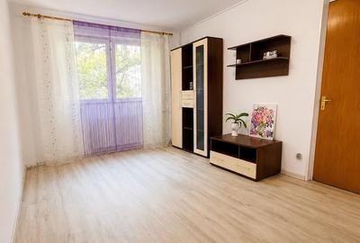Apartament cu 3 camere semidecomandat, mobilat în Tei