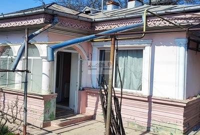Casă cu 3 camere decomandat cu Canalizare în Central