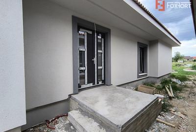 Casă individuală cu 4 camere cu Canalizare în Giroc