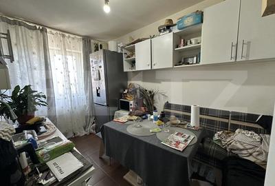 Apartament cu 3 camere decomandat, mobilat în 9 Mai