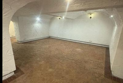 Casă cu 4 camere cu Canalizare în Central - 2