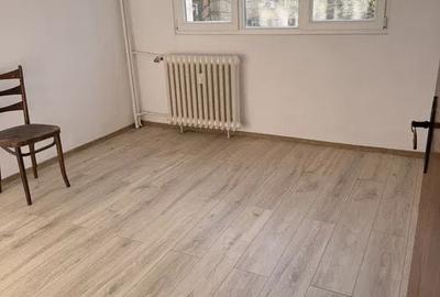 Apartament cu 3 camere semidecomandat în Brâncoveanu
