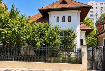Casă cu 10 camere cu Teren 327 Mp în Capitale