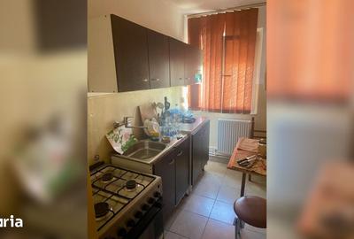 Apartament cu 3 camere semidecomandat în Central