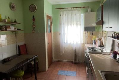 Apartament cu 4 camere decomandat în Central