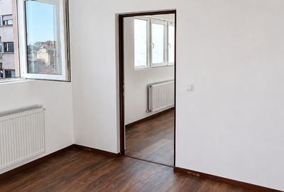 Apartament cu 3 camere decomandat în Romană