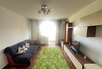 Apartament cu 2 camere semidecomandat, mobilat în Tractorul