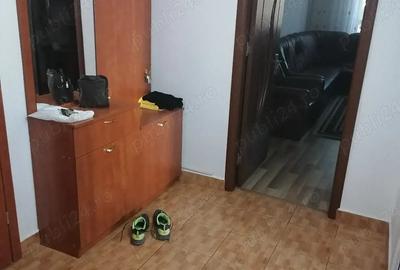 Apartament cu 3 camere semidecomandat în Rahova - 1