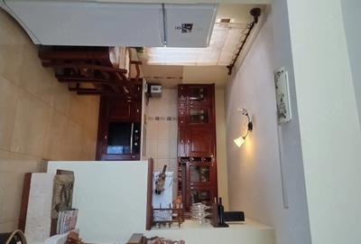 Casă cu Teren 1200 Mp în Central - 1
