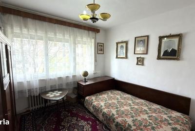Apartament cu 3 camere semidecomandat, mobilat în Central
