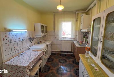 Apartament cu 3 camere decomandat în Petros - 3