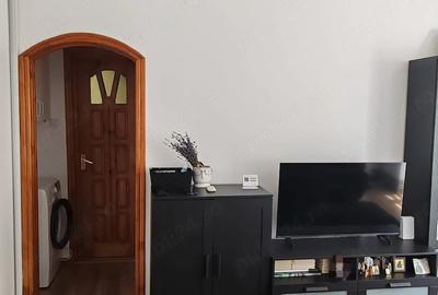 Apartament cu 3 camere semidecomandat în Micro 6