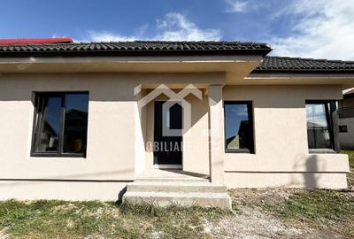 Casă individuală cu 4 camere cu Canalizare în Jucu de Mijloc