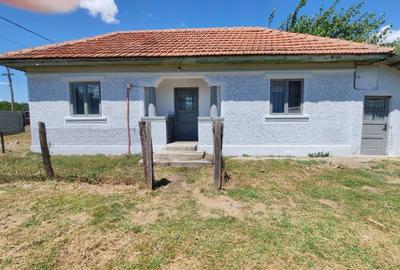 Casă cu 3 camere în Corbu