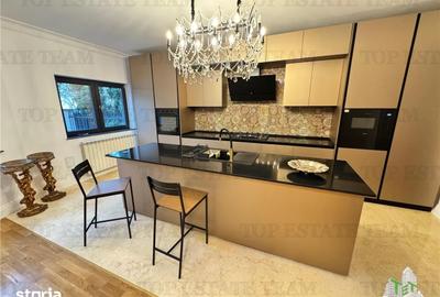 Casă cu 7 camere cu Teren 300 Mp în Central