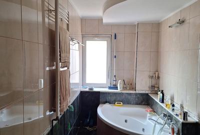Apartament cu 3 camere decomandat în Găvana