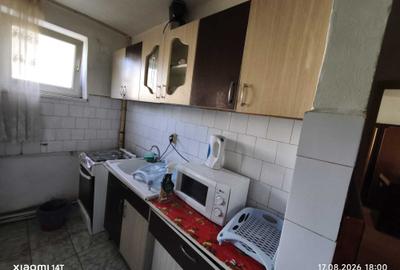 Apartament cu 3 camere decomandat în Petros