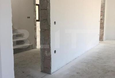 Casă cu 4 camere în Hălchiu
