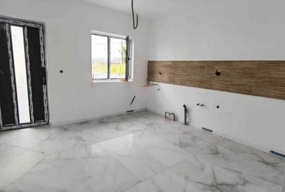 Casă cu 3 camere în Cristești