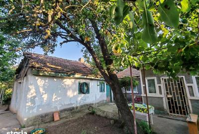 Casă cu 2 camere cu Teren 1100 Mp în Central