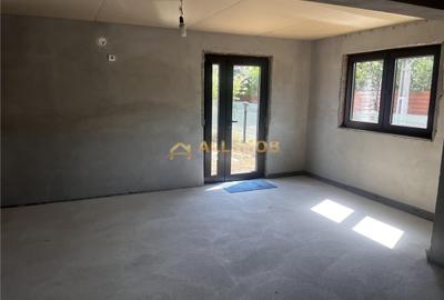 Casă cu 4 camere cu Teren 300 Mp în Central