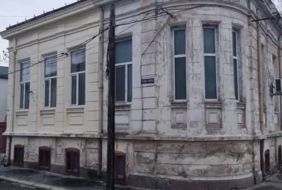 Apartament cu 4 camere nedecomandat în Școlilor