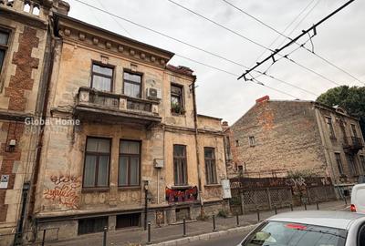 Casă individuală cu 5 camere cu Canalizare în P-ța Romană