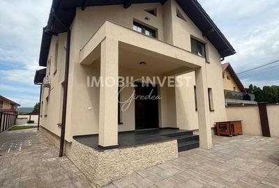 Casă cu 4 camere cu Teren 490 Mp în Central