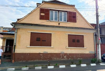 Casă cu 4 camere în Central