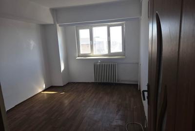 Apartament cu 3 camere decomandat în Apărătorii Patriei