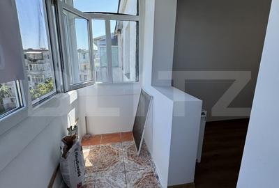 Apartament cu 3 camere semidecomandat în Craiovița Nouă