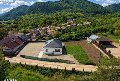 Casă cu 4 camere cu Teren 1344 Mp în Oituz