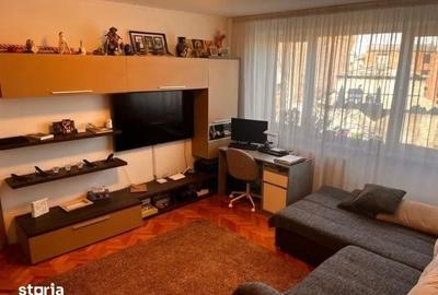 Apartament cu 3 camere semidecomandat în Tei