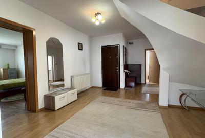 Apartament cu 3 camere decomandat în Sub Arini