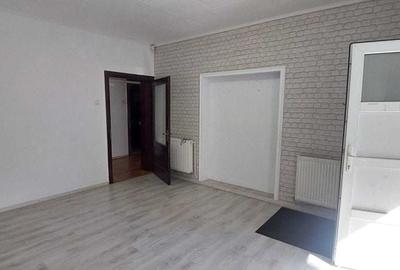 Casă cu 3 camere cu Teren 95 Mp în Florilor