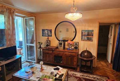 Apartament cu 3 camere semidecomandat în Gara de Nord