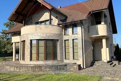 Casă cu 5 camere cu Teren 700 Mp în Central - 2