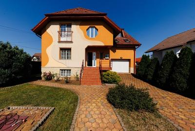 Casă individuală cu 8 camere cu Canalizare în Dumbrăvița