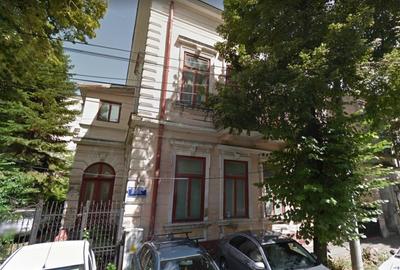 Casă cu 14 camere cu Canalizare în Central