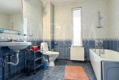 Casă cu 5 camere cu Teren 688 Mp în Central
