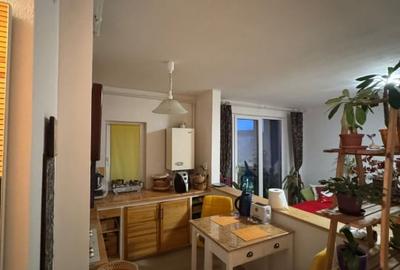 Apartament cu 3 camere semidecomandat, mobilat în Progresul