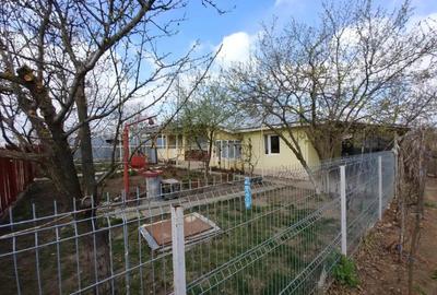 Casă cu 3 camere în Crăiești
