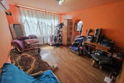 Apartament cu 2 camere semidecomandat, mobilat în Craiovița Nouă