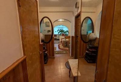Apartament cu 3 camere semidecomandat în Central - 1