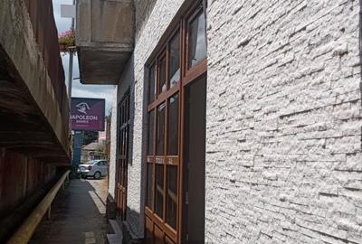 Casă cu 4 camere în Central - 2