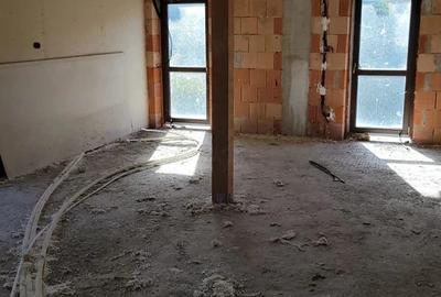 Casă cu Teren 2290 Mp în Gârleni - 1